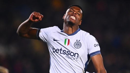 LECCE, ITALY - JANUARY 26:  Denzel Dumfries of FC Internazionale celebrates after scoring the goal during the Serie A match between Lecce and FC Internazionale at Stadio Via del Mare on January 26, 2025 in Lecce, Italy. (Photo by Mattia Ozbot - Inter/Inter via Getty Images)