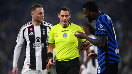 Marcus Thuram of FC Internazionale and Teun Koopmeiners of Juventus complain with Referee Maurizio Mariani during a Serie A match.