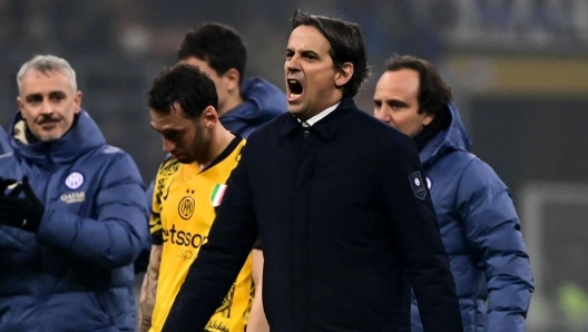 Inter Milan's Italian coach Simone Inzaghi (CR) reacts after winning the Italian Serie A football match between Inter Milan and Genoa at the San Siro Stadium in Milan on February 22, 2025. (Photo by Piero CRUCIATTI / AFP)