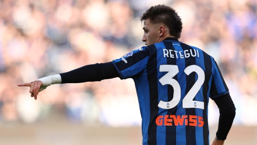 BERGAMO, ITALY - FEBRUARY 15: Mateo Retegui of Atalanta BC gestures during the Serie A match between Atalanta and Cagliari at Gewiss Stadium on February 15, 2025 in Bergamo, Italy. (Photo by Francesco Scaccianoce/Getty Images)