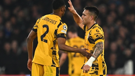 ROTTERDAM, NETHERLANDS - MARCH 05:  Lautaro Martinez of FC Internazionale reacts with Denzel Dumfries during the UEFA Champions League 2024/25 UEFA Champions League 2024/25 Round of 16 first leg match between Feyenoord and FC Internazionale Milano at De Kuip on March 05, 2025 in Rotterdam, Netherlands. (Photo by Mattia Ozbot - Inter/Inter via Getty Images)