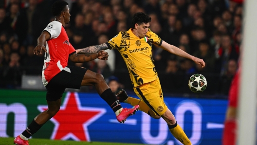 ROTTERDAM, NETHERLANDS - MARCH 05:  Alessandro Bastoni of FC Internazionale in action during the UEFA Champions League 2024/25 UEFA Champions League 2024/25 Round of 16 first leg match between Feyenoord and FC Internazionale Milano at De Kuip on March 05, 2025 in Rotterdam, Netherlands. (Photo by Mattia Ozbot - Inter/Inter via Getty Images)