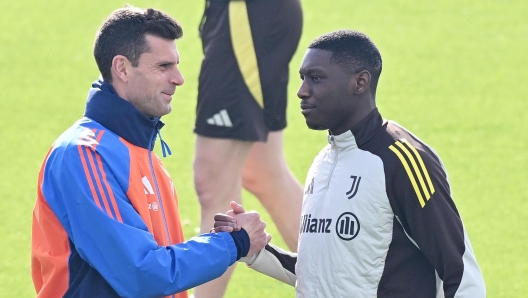 Juventus coach Thiago Motta and Randal Kolo Muani during training on the eve of the UEFA Champions League match against Benfica at Continassa in Turin, Italy, 28 January 2025 ANSA/ALESSANDRO DI MARCO