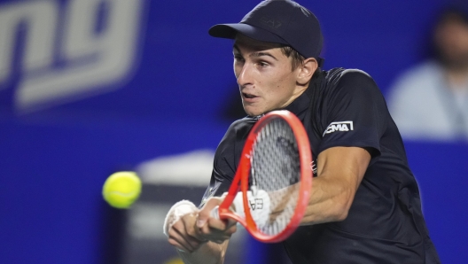 Matteo Arnaldi of Italy, hits a return to Germany's Alexander Zverev during a Mexican Open tennis match in Acapulco, Mexico, Tuesday, Feb. 25, 2025. (AP Photo/Eduardo Verdugo)  Associated Press/LaPresse