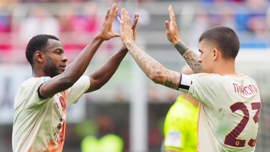 Evan Ndicka e Gianluca Mancini della Roma durante una partita di Serie A.