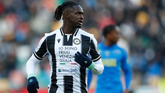 Oumar Solet in action for Udinese during a Serie A match.