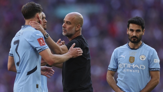 Manchester City's head coach Pep Guardiola hugs Ruben Dias after losing the FA Cup final between Manchester City and Crystal Palace at the Wembley Stadium in London, Saturday, May 17, 2025. (AP Photo/Ian Walton)
Associated Press/LaPresse