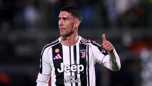 Dusan Vlahovic saluta i tifosi dopo una partita.