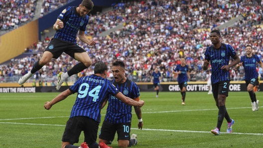Inter Milan`s Francesco Pio Esposito (94) celebrates with teammates, including Petar Sucic, left, Lautaro Martinez (10) and Denzel Dumfries (2) after scoring the game`s first goal during the Club World Cup Group E soccer match between Inter Milan and River Plate in Seattle, Wednesday, June 25, 2025. (AP Photo/Lindsey Wasson)