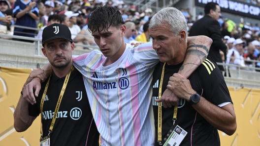 Nicolò Savona viene aiutato a lasciare il campo