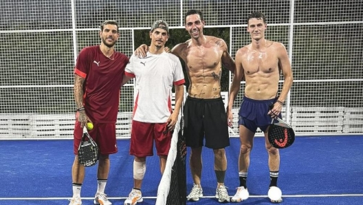 Immagine di Pavard che gioca a padel