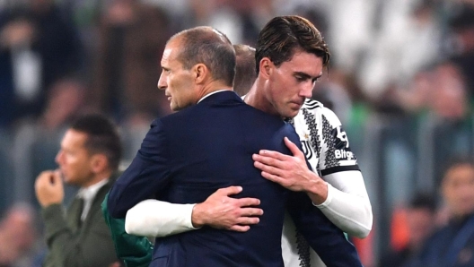 Massimiliano Allegri e Dusan Vlahovic durante una partita di Champions League.