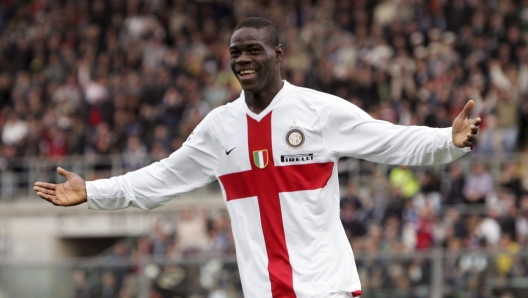 BERGAMO, ITALY - APRIL 06: Mario Balotelli of Inter celebrate a goal during the Serie A match between Atalanta and Inter at the Stadio Azzurri d`Italia 06, 2008 in Bergamo, Italy.
