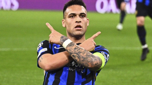Lautaro Martinez playing football for Inter Milan