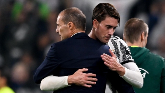 Massimiliano Allegri e Dusan Vlahovic durante una partita.