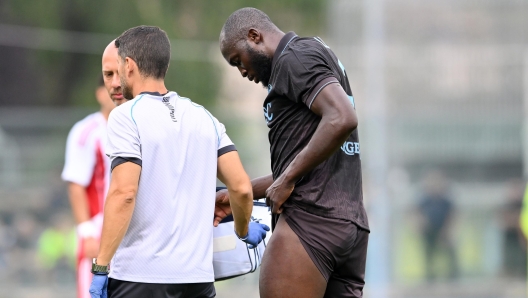Romelu Lukaku leaves the pitch injured