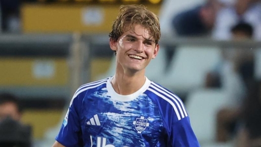 Como 1907 player celebrating a goal