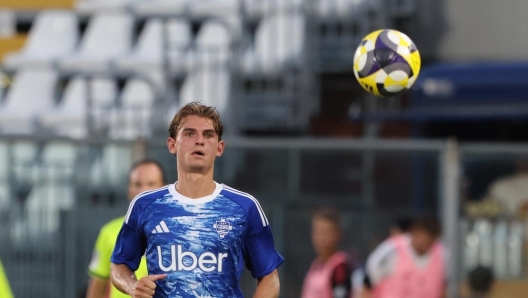 Nico Paz of Como 1907 in action