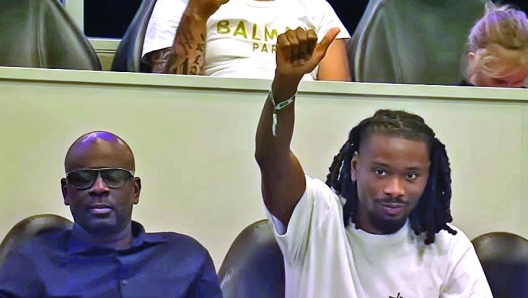 Lilian Thuram in tribuna osserva i figli Marcus e Khephren.