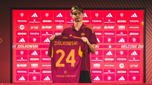 Jan Ziolkowski, nuovo acquisto della Roma, posa con la sua maglia