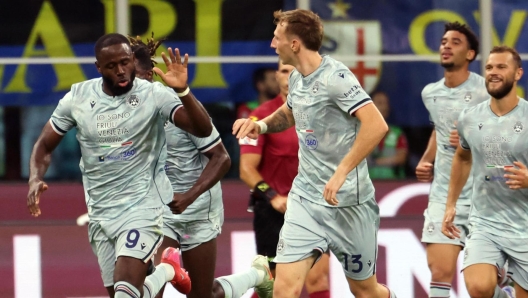 Udinese`s Keinan Davis (C) jubilates after scoring goal of of 1 to 1 with his teammates during the Italian serie A soccer match between Inter and Udinese at Giuseppe Meazza stadium in Milan, 25 August 2025.
