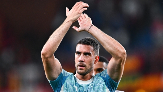 Dusan Vlahovic della Juventus saluta la folla dopo la partita di Serie A tra Genoa CFC e Juventus FC allo Stadio Luigi Ferraris il 31 agosto 2025 a Genova, Italia.