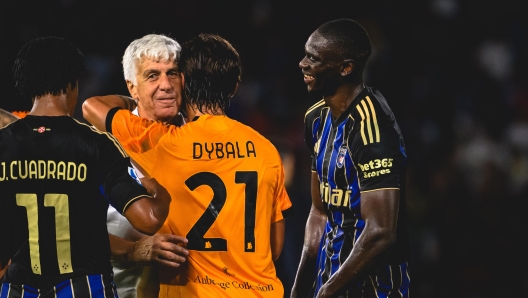 L`allenatore della Roma, Gian Piero Gasperini, celebra una vittoria.