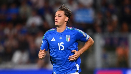 Pio Esposito playing for Italy against Estonia