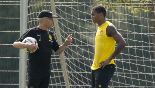 Lucien Favre parla con Manuel Akanji durante un allenamento del Borussia Dortmund nel 2018