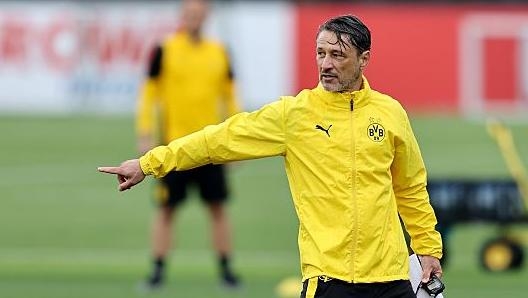 Niko Kovac instructing Felix Nmecha during Dortmund training