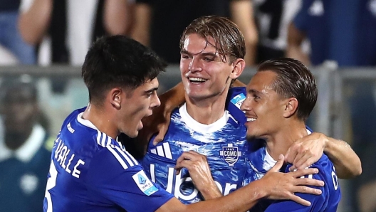 Nico Paz del Como 1907 celebra con i compagni dopo aver segnato il primo gol della sua squadra durante la partita di Serie A tra Como 1907 e Genoa CFC.