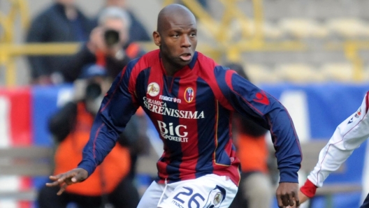 Gaby Mudingayi playing for Bologna