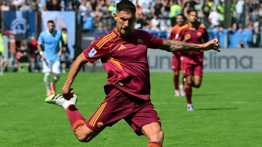 Lorenzo Pellegrini calcia il pallone durante il derby Lazio-Roma