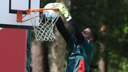 Mike Maignan training at Milanello