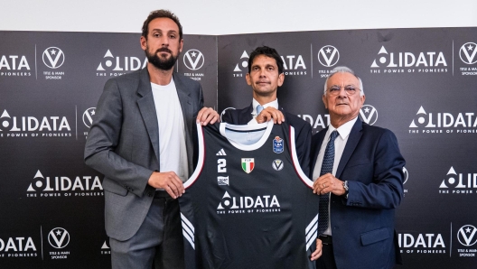 Презентация новой формы Virtus Bologna с Марко Белинелли и представителями Olidata