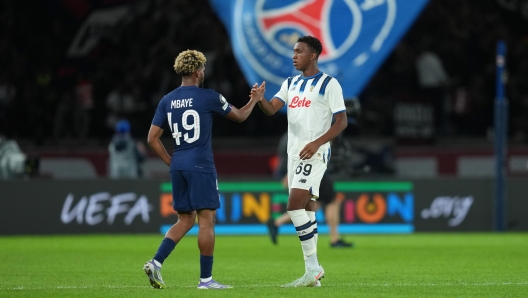 Honest Ahanor shaking hands with Ibrahim Mbaye of PSG
