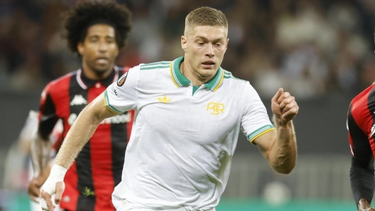 Giocatori della Roma e del Verona in azione