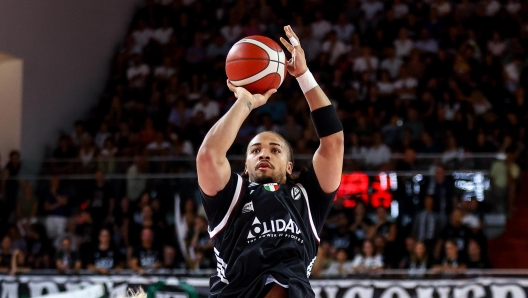 Карсен Эдвардс во время товарищеского матча между Bertram Derthona Tortona Basket и Virtus Olidata Bologna.