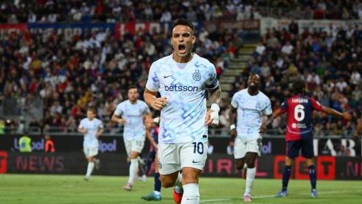 Lautaro Martinez festeggia un gol contro il Cagliari
