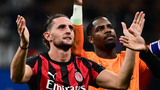 AC Milan`s French midfielder #12 Adrien Rabiot, AC Milan`s French goalkeeper #16 Mike Maignan and AC Milan`s English defender #23 Fikayo Tomori celebrate their team`s victory after the Italian Serie A football match between AC Milan and SSC Napoli at San Siro stadium in Milan, northern Italy, on September 28, 2025. (Photo by Piero CRUCIATTI / AFP)