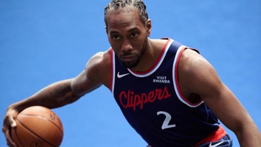 Kawhi Leonard playing for Los Angeles Clippers