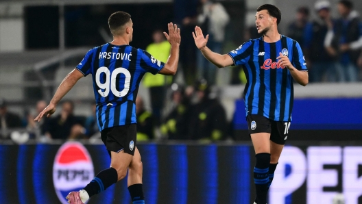 Lazar Samardzic e Nikola Krstovic celebrano un gol per l`Atalanta