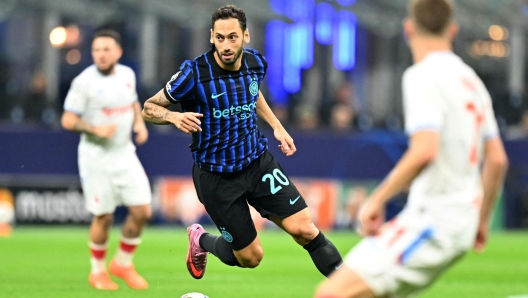 Il centrocampista turco dell`Inter Hakan Calhanoglu controlla il pallone durante la partita di UEFA Champions League contro lo Slavia Praga a San Siro il 30 settembre 2025.