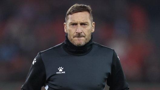 Francesco Totti riflette durante un evento sportivo