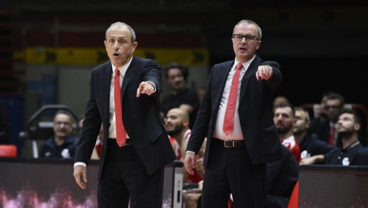 Этторе Мессина и Марио Фиоретти во время матча Евролиги Olimpia Milano - Valencia Basket