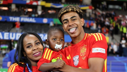 Ламин Ямаль с матерью и братом после финала Евро-2024