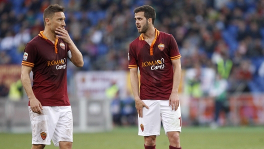 Miralem Pjanic e Francesco Totti in campo