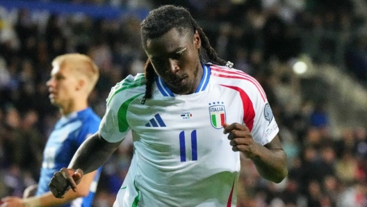 Moise Kean limping off the field after injury