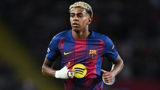 Ламин Ямаль во время матча Лиги чемпионов УЕФА