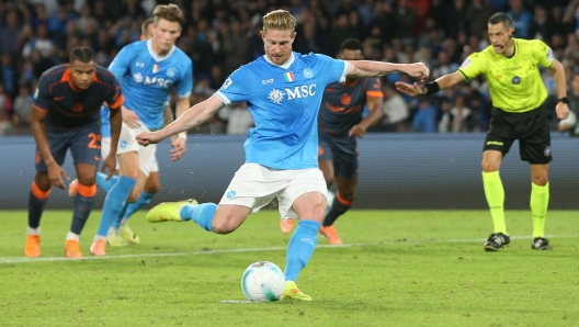 Napoli's Belgian midfielder #11 Kevin De Bruyne kicks and scores a penalty during the Italian Serie A football match between Napoli and Inter Milan at the Diego Armando Maradona stadium in Naples on October 25, 2025. (Photo by Carlo Hermann / AFP)